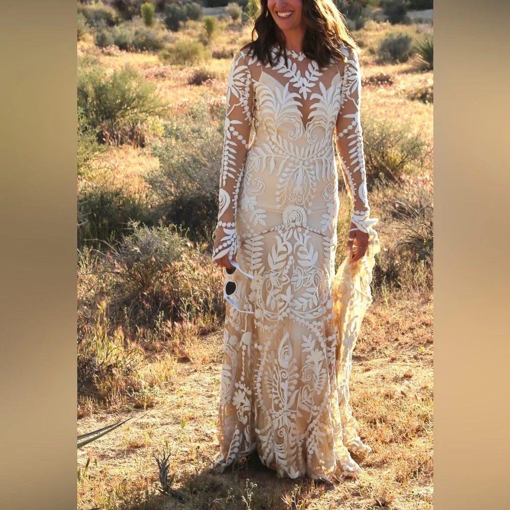 Elegant Cream Lace Wedding Dress - Picture 1 of 16
